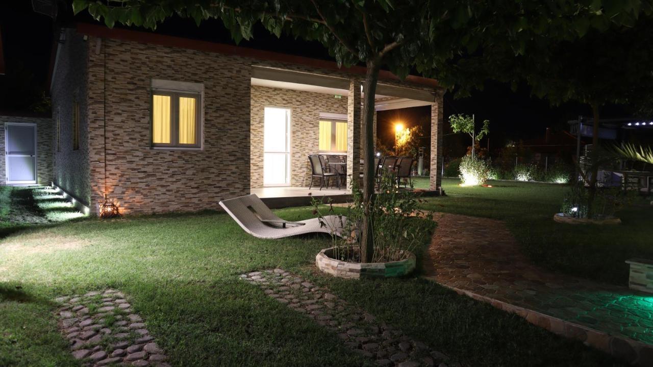 Costa Petra - Luxury Seaside Cottage With Garden - Vacation House For Families In Greece Néa Meságkala 外观 照片
